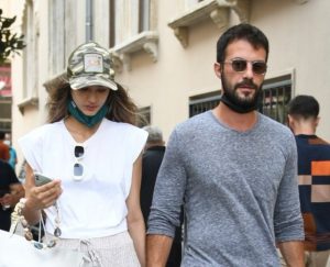 KAÇAK AŞIKLAR EL ELE!