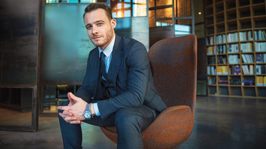 Kerem Bursin Sosyal Medyanın Diline Düştü, Röportaj Sırasında Tam 56 Kez “falan filan” Dedi