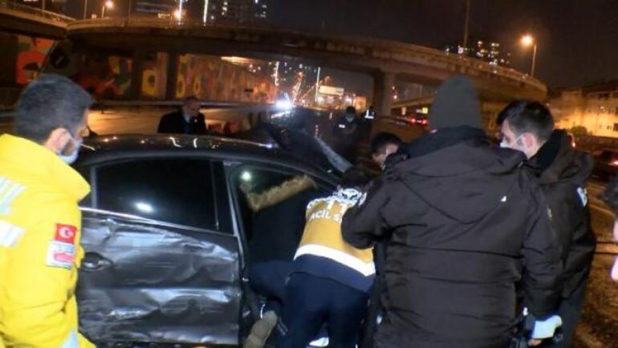 Kadıköy’de facianın eşiğinden dönüldü! Takla atarak metrobüs yoluna girdi