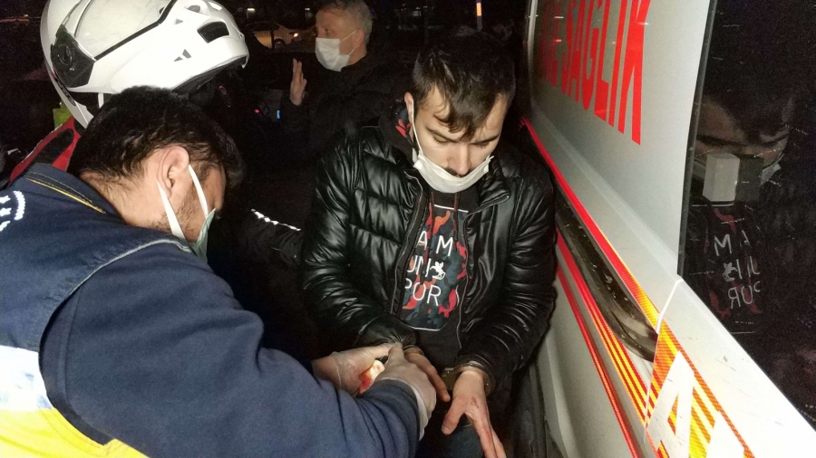 5 lira almak için adam bıçakladı!