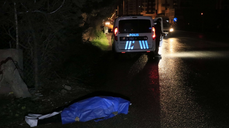 Yol kenarında ceset bulundu