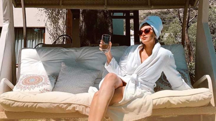 Hande Doğandemir Bornozuyla Kampta