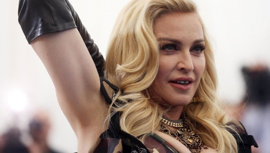 İÇ ÇAMAŞIRLI POZLARINI PAYLAŞTI OLAY OLDU