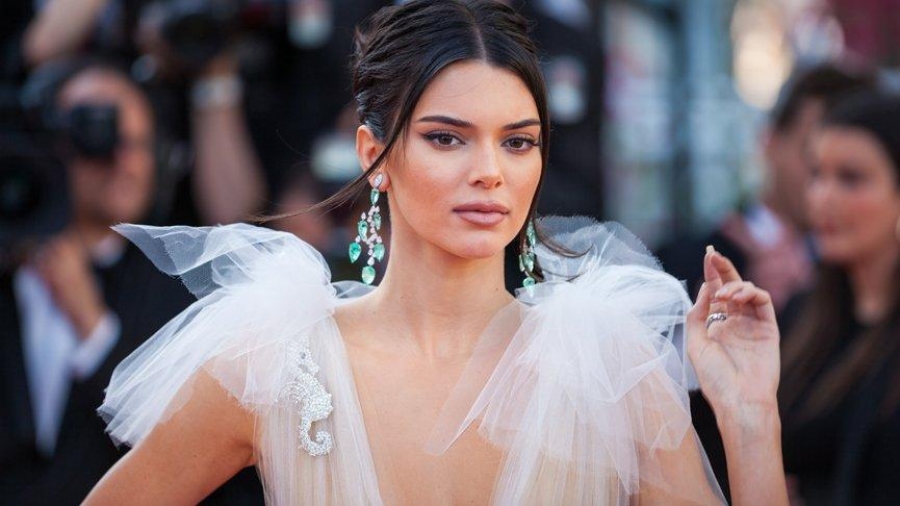 KENDAL JENNER’DAN OLAY POZLAR!