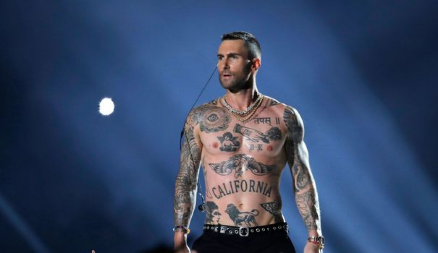 ADAM LEVINE ELBİSE GİYERSE