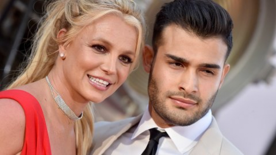 BRITNEY SPEARS İLK AŞISINI OLDU