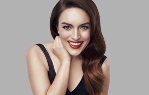 Ezgi Mola Koleksiyonunu Satışa sürüyor