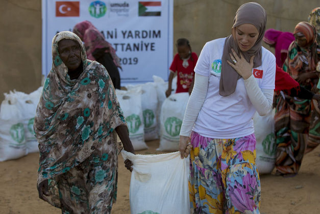 Gamze Özçelik'ten evini satarak Afrika'da su kuyusu açtırdığı iddiaları  hakkında açıklama - Gerçek Gündem