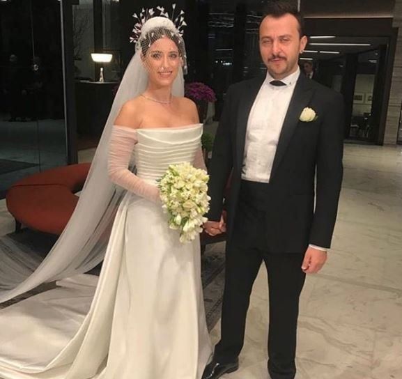 Hazal kaya evlendi, işte o gelinlik… Hazal Kaya ile yönetmen-oyuncu Ali  Atay, dün akşam saatlerinde Mecidiyeköy Fairmont Q… | Gelinlik, Dantel  geli̇nli̇k, The dress