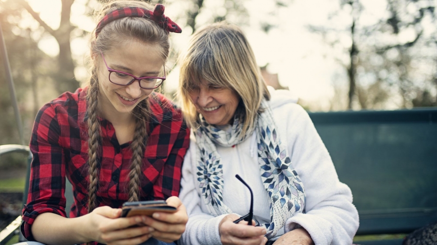 Çocuklar üzgünüm. Anneniz sizden çiçek istemiyor