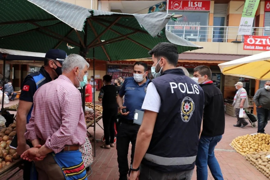 parmaklarını ıslatarak poşetleri açan pazarcıya ceza