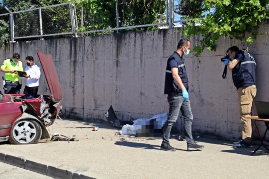 Kaldırımdaki duvarda otururken ecel yakaladı