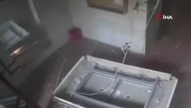 Filistinli çocuklar İsrail füzelerinin hedefi olmaktan saniyelerle kurtuldu