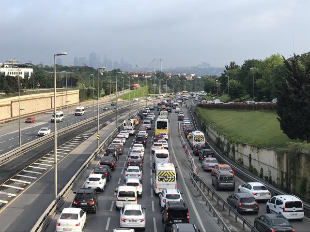 17 günlük tam kapanma sonrası İstanbul'da trafik yoğunluğu
