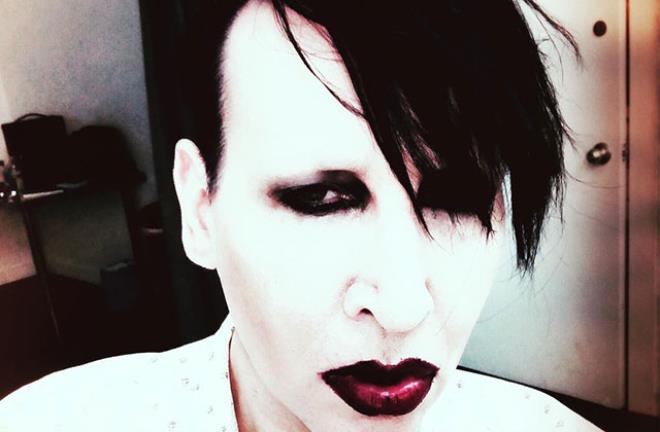 MİSAFİLERİNİN ASİSTANINA DOKUNMASINA GÖZ YUMDU