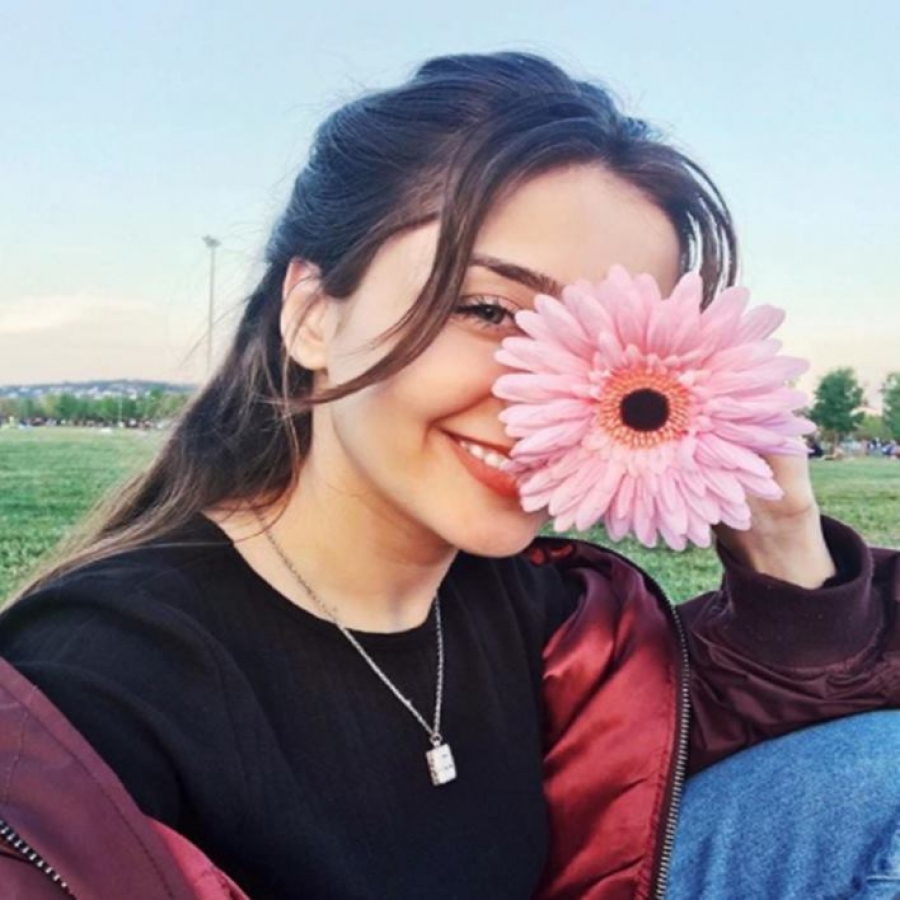 Yüzünü hala gizliyor