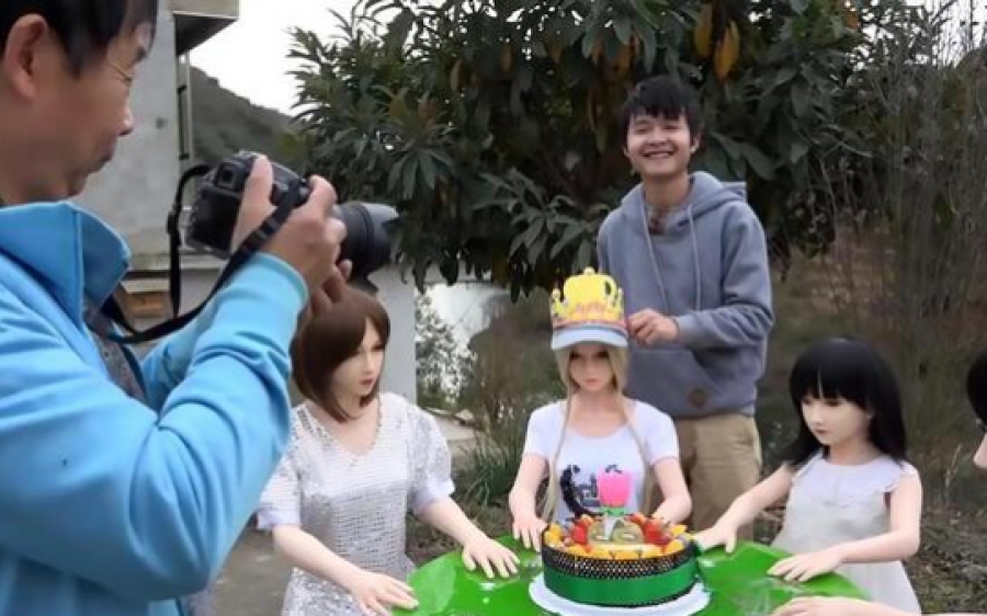 Baba oğul 7 şişme kadınla yaşıyor