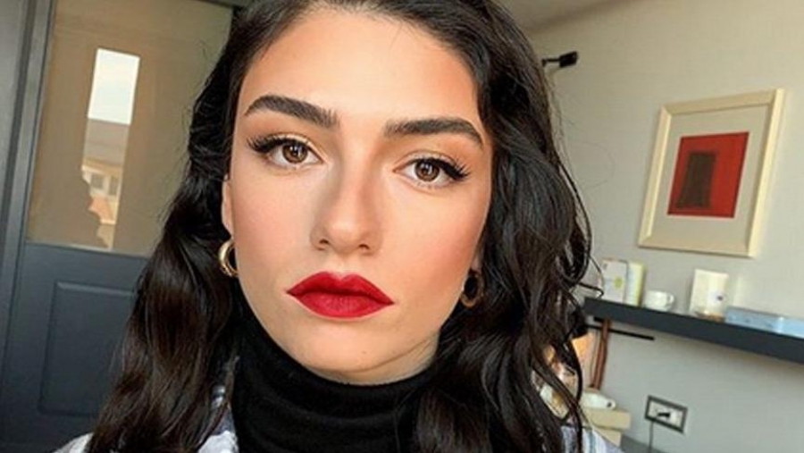 Hazar Ergüçlü’den cesur pozlar