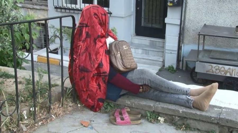 İstanbul, 5 gündür aynı yerde oturan gizemli kadını konuşuyor!