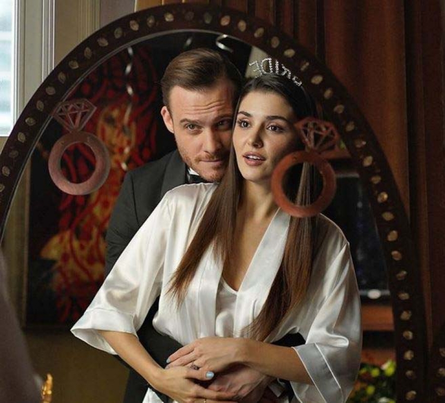 KEREM BÜRSİN BAKIN HANGİ SETTE!