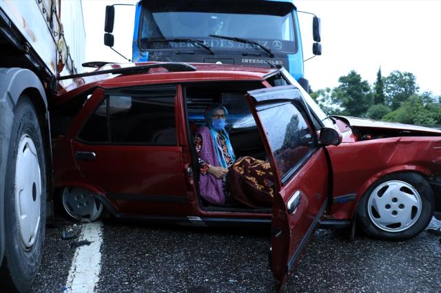 TEM'de zincirleme kazada 20'den fazla araç birbirine girdi: 20 yaralı
