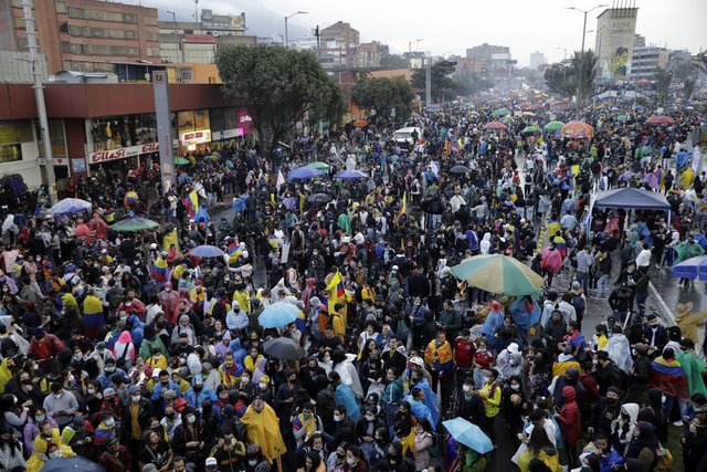YANIYOR! Son dakika: Kolombiya'da olaylar durmak bilmiyor! Halk sokaklarda
