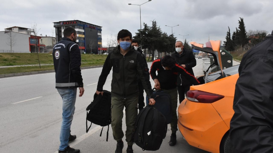 Durdurulan taksiden 13 kaçak göçmen çıktı