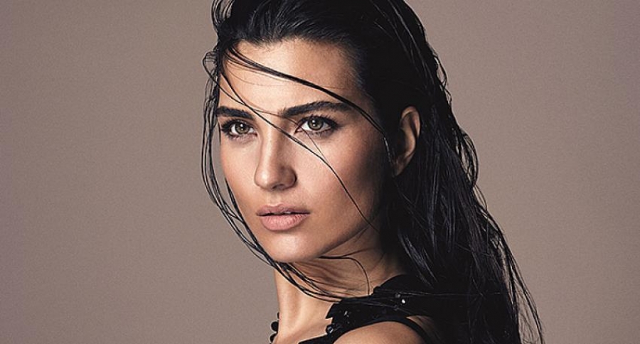 tuba büyüküstün poz vermek için şekilden şekle girdi