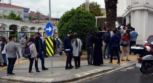 Evlendirme dairesi önünde nikah tarihi kuyruğu