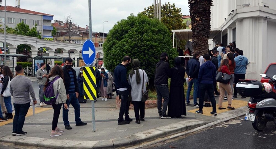 Evlendirme dairesi önünde nikah tarihi kuyruğu