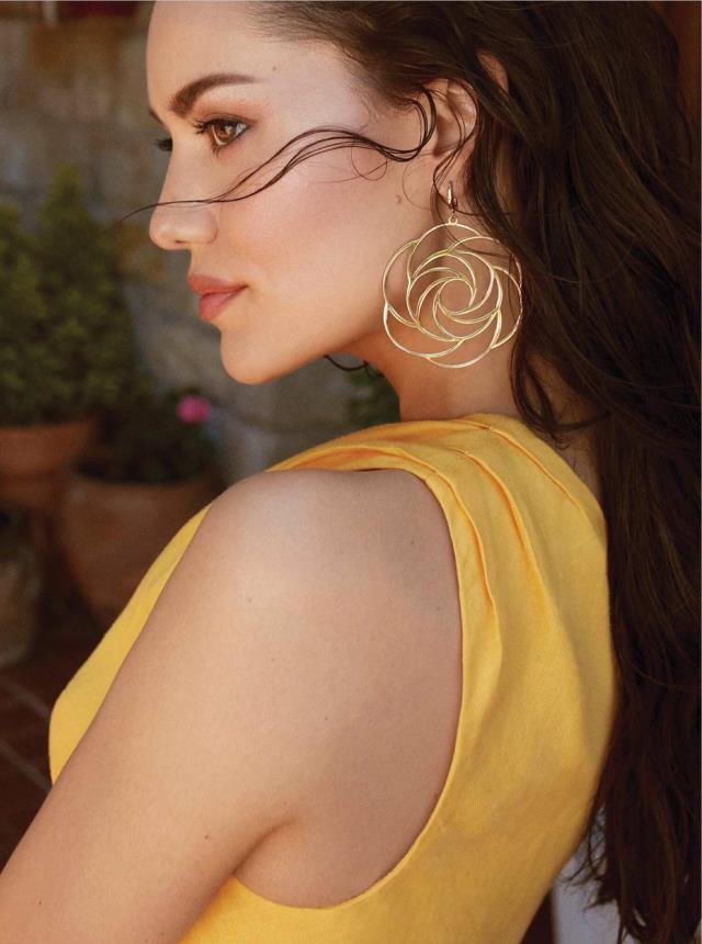 Fahriye Evcen, verdiği pozlarla hayranlarını mest etti