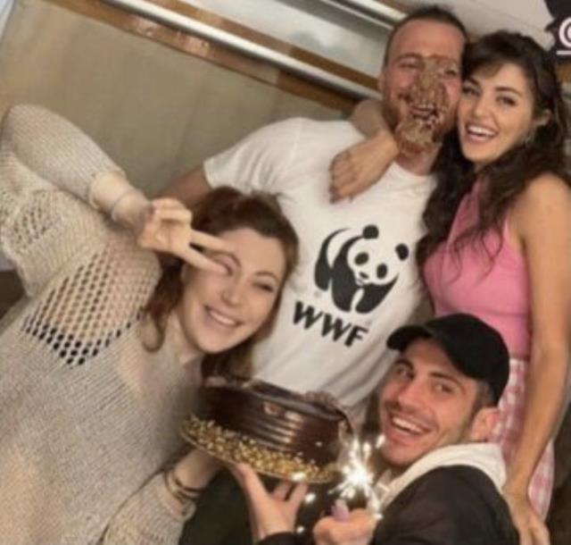 Hande Erçel sevgilisi Kerem Bursin'in yüzüne pasta attı