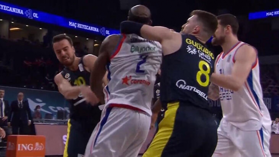 Anadolu Efes – Fenerbahçe maçında kavga