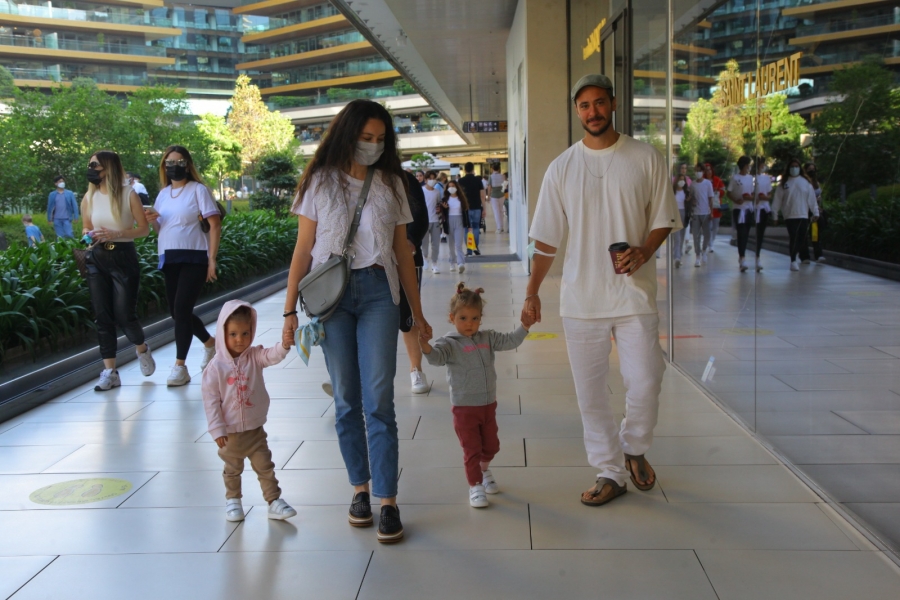 Pelin Akil ve Anıl Altan Çifti Alışverişte