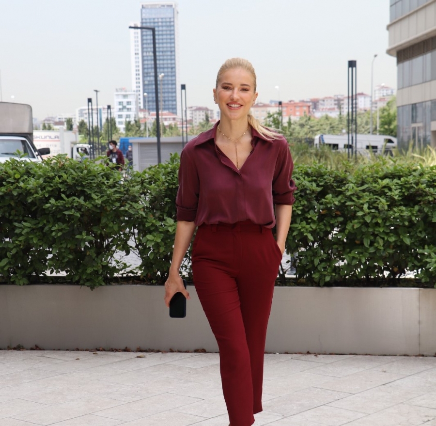 GÜZELLİĞİYLE BÜYÜLEDİ