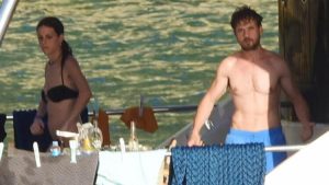 SEVGİLİLERİN TEKNE TATİLİ