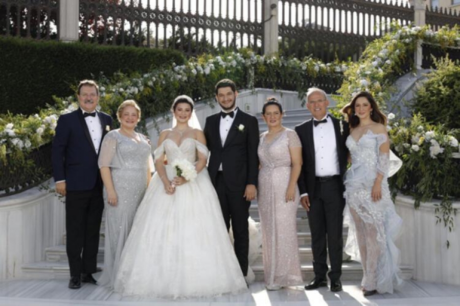 ÜNLÜ OYUNCU KIZINI EVLENDİRDİ