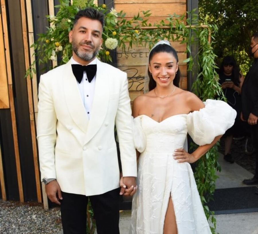 ZEYNEP BASTIK İLE TOLGA AKIŞ EVLENDİ!