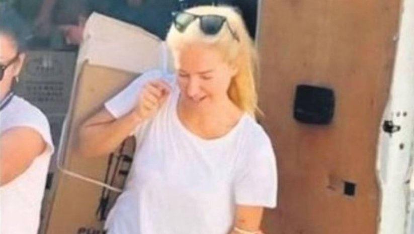 YARDIM BÖLGESİNDE SIRTINDA KOLİ TAŞIDI