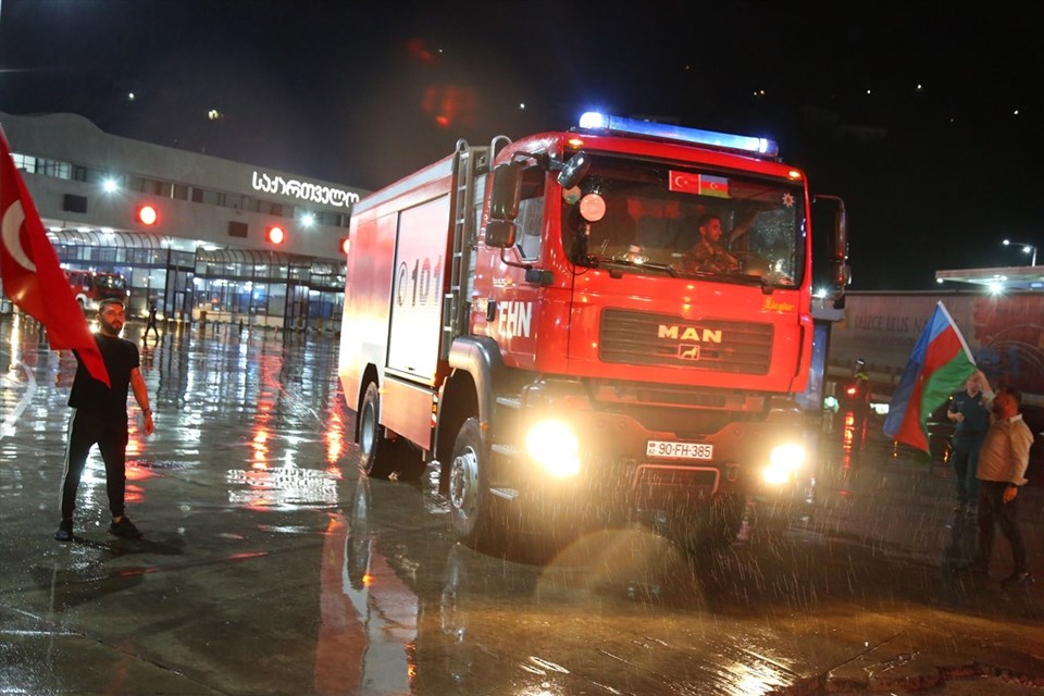 AZERBAYCAN’DAN TÜRKİYE’YE DESTEK! GECE SAATLERİNDE GELDİLER…