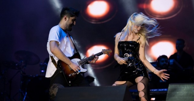 “DİMDİK AYAKTA KALDIĞIMIZI TÜM DÜNYAYA GÖSTERELİM”