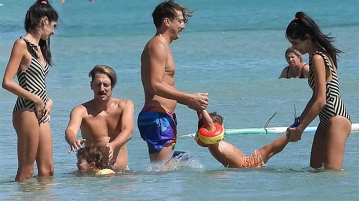 ÜNLÜ AİLENİN MUTLULUĞU OBJEKTİFLERE YANSIDI