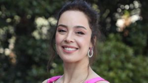 AZRA AKIN: GÜZELLİK KALPLE OLUR