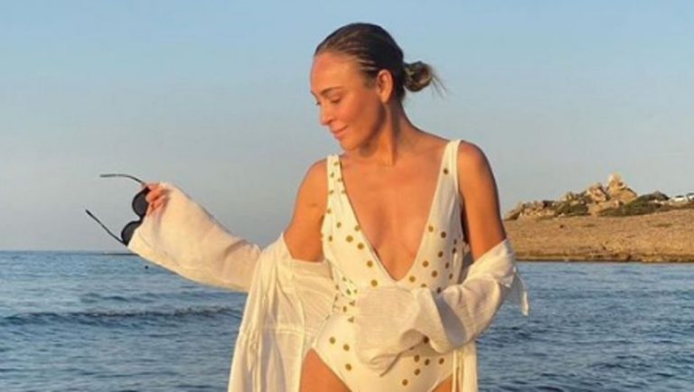 ZİYNET SALİ’DEN 46 YAŞ POZU… “BİZ DEMEDEN YAZ BİTMEZ”