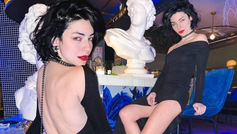 Merve Boluğur İddialı Tarzıyla Dikkat Çekti