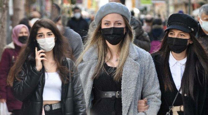 Bilim Kurulu Üyesinden Açıklama: Maske Zorunluluğu Kalkıyor Mu?