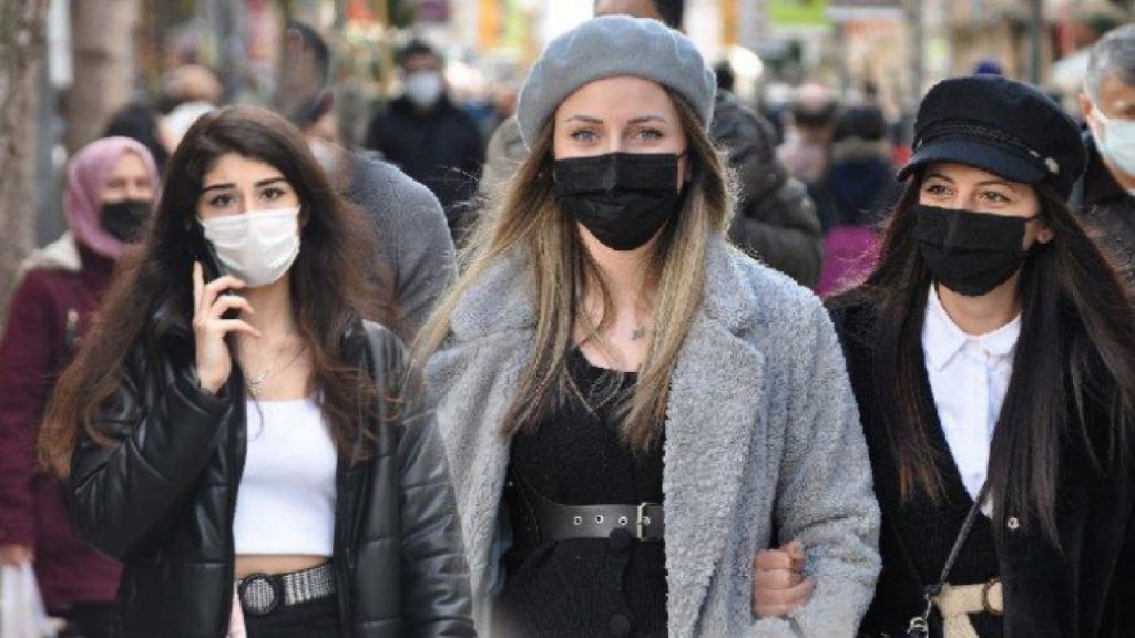 Bilim Kurulu Üyesi Açıkladı: Açık Havada Maske Takılmalı Mı?