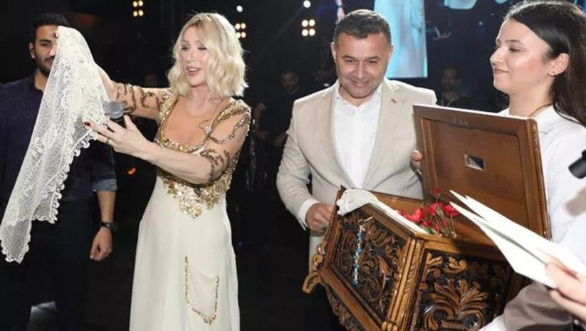 Seda Sayan’a Sahnede Çeyiz Sandığı Hediye Edildi