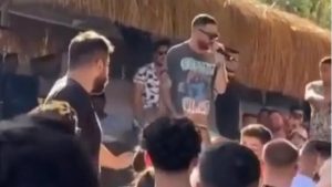 Murda Sahneye Para Atan Seyirciye Kızdı: Dansöz Müyüz!