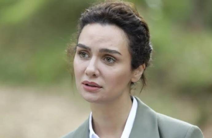 Birce Akalay’dan Dolar İsyanı: “Paramız İyiden İyiye Pul Oldu”